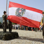Fahne von Österreich wird gehisst