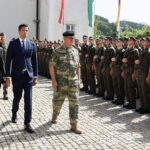 Bürgermeister Fluch, Landesrat Amesbauer und Militärkommandant Brigadier Zöllner gehen an den Rekruten vorbei
