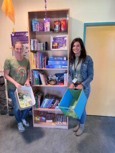 Sabrina Gawriloff (Kindergarten Mariazell) und Sandra Fuchsbichler (AWV Mürzverband) beim Re-Use-Regal