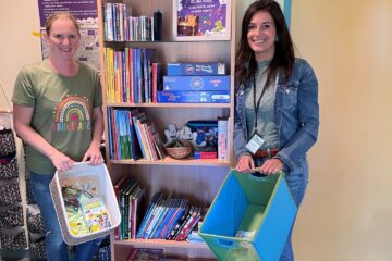 Sabrina Gawriloff (Kindergarten Mariazell) und Sandra Fuchsbichler (AWV Mürzverband) beim Re-Use-Regal
